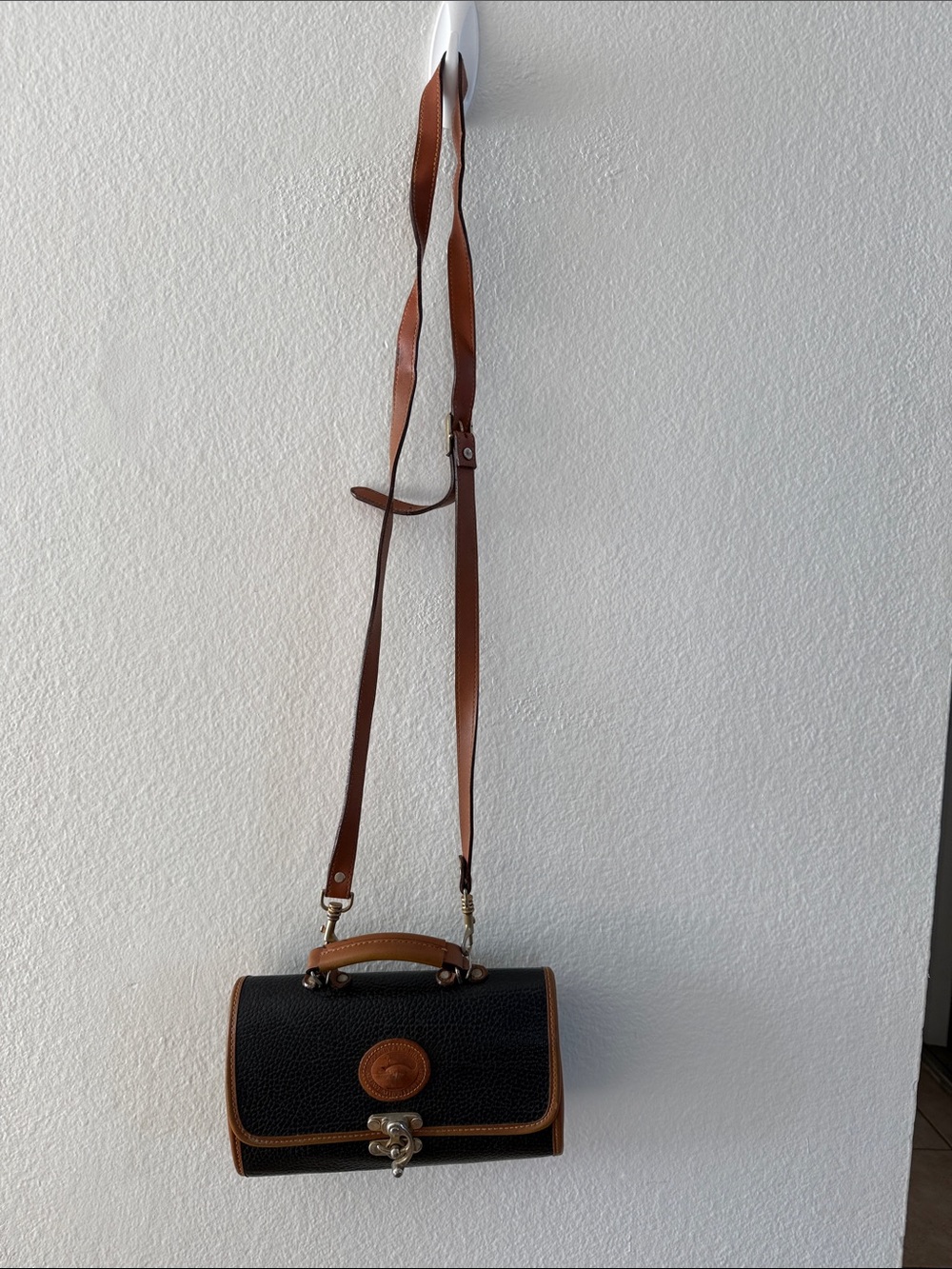 Vintage Dooney and Bourke AWL Black British Tan Hinge Bar Doctor Bag Crossbody - Picture 2 of 5